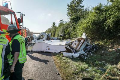 A8 Kirchheim Teck - Wohnwagen zerfetzt nach Reifenplatzer - Zwei Verletzte Urlauber 
